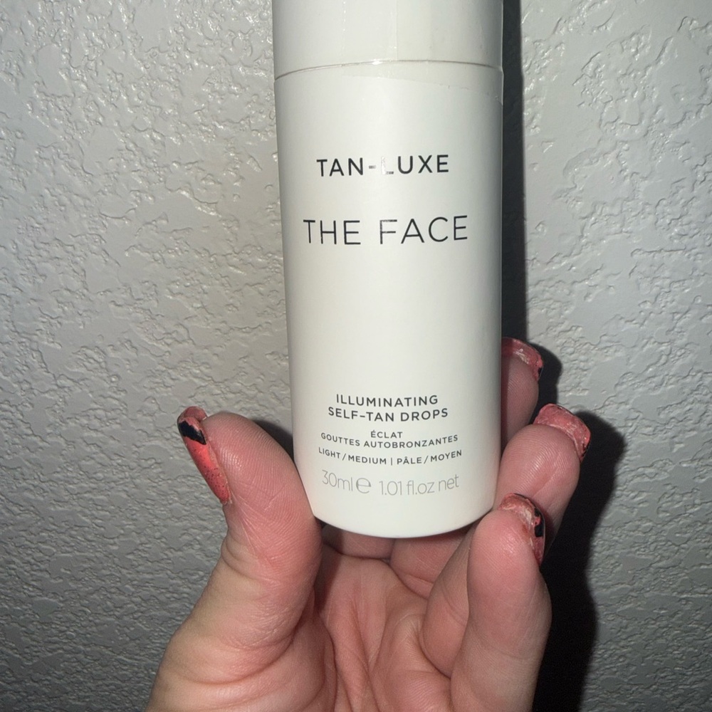 The Face Illuminating Self-Tan Drops — White